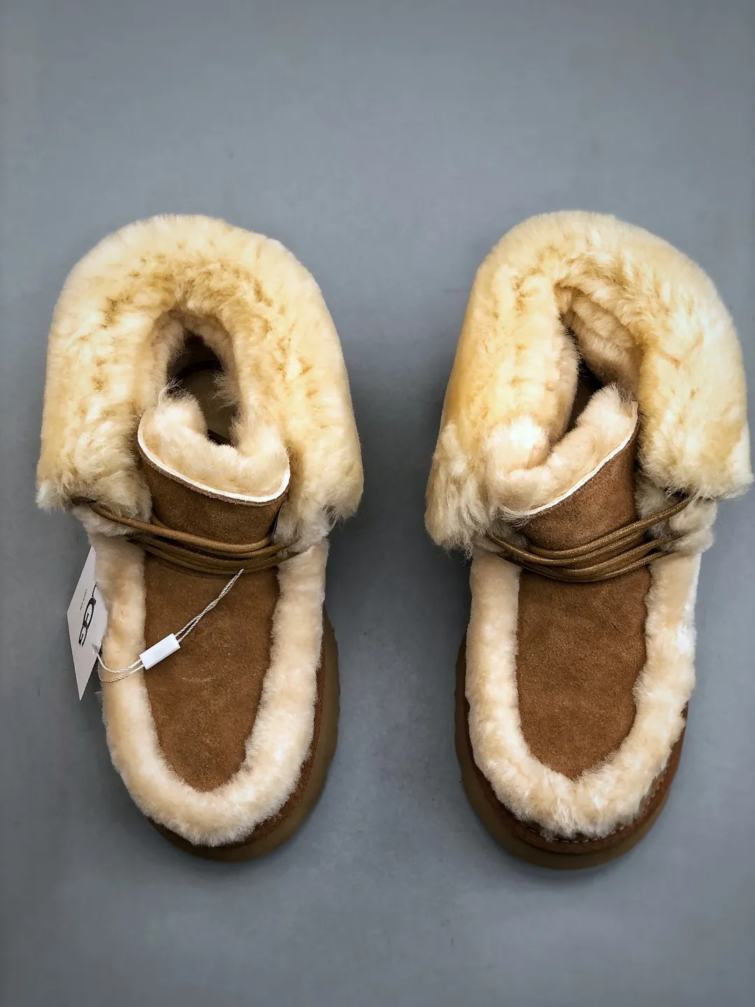 Local self-pickup 💰700 supports store placement. The top version on the market. 25 new models. UGG Esme 6cm taller. Split cow leather. Fashionable and comfortable. Ankle-length snow boots. Produced by a major foreign trade factory in Guangzhou. From toe to insole, genuine sheep fur. Independent outer box packaging. Chip. Waterproof process. Different from any version on the market. Independently developed original outsole and cashmere insole to keep you warm in winter and suitable for home use. In recent years, uug has launched a style series that is partially geared towards the preferences of young consumers and has also moved to the forefront of fashion trends. Shoe body material Water-repellent coated suede upper 17 mm UGGPURE™ implanted wool insole Lightweight non-slip and comfortable rubber outsole With brand LOGO trademark Comes with a full set of packaging Size: 35-40